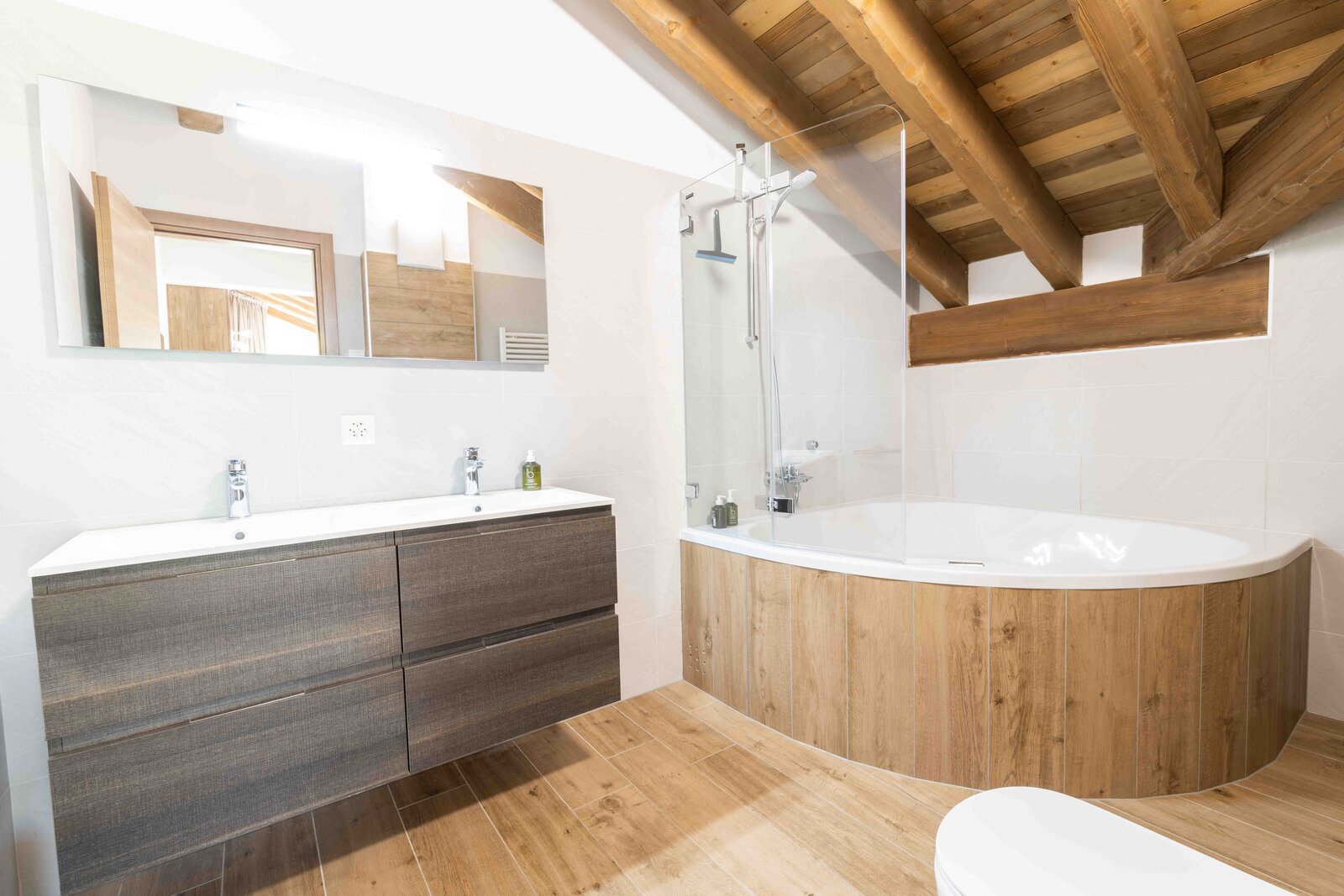Master Bedroom & Bathroom